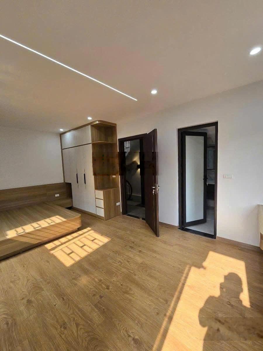 Cần cho thuê gấp nhà phố Hoàng Cầu, DT 60m2 x 4 tầng, mt 5m, ô tô tránh nhau. Gía 18tr/th