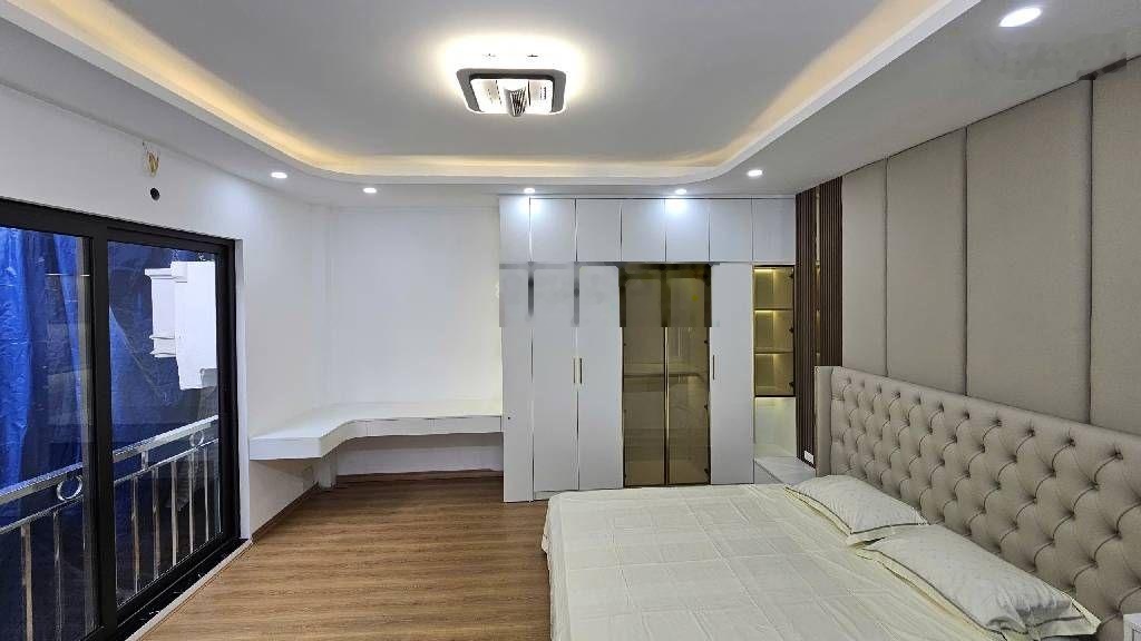 Nhà mới kính koong thang máy phố bạch mai sát phố huế quận hai bà trưng.