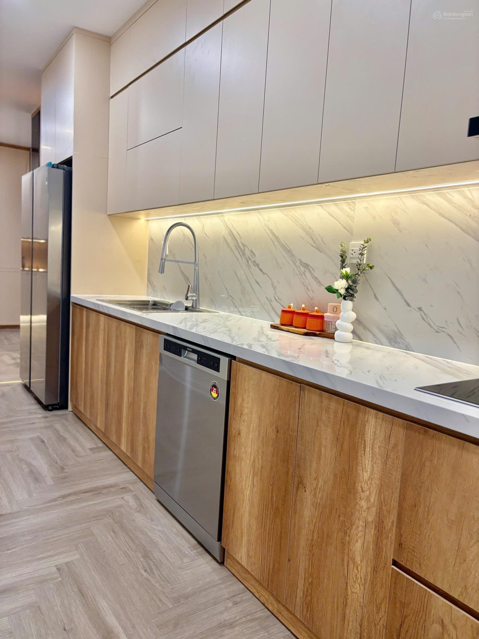 Cho thuê gấp căn 135m - 3 ngủ, 2VS toà Bohemia - Lê Văn Thiêm, có slot xe ạ