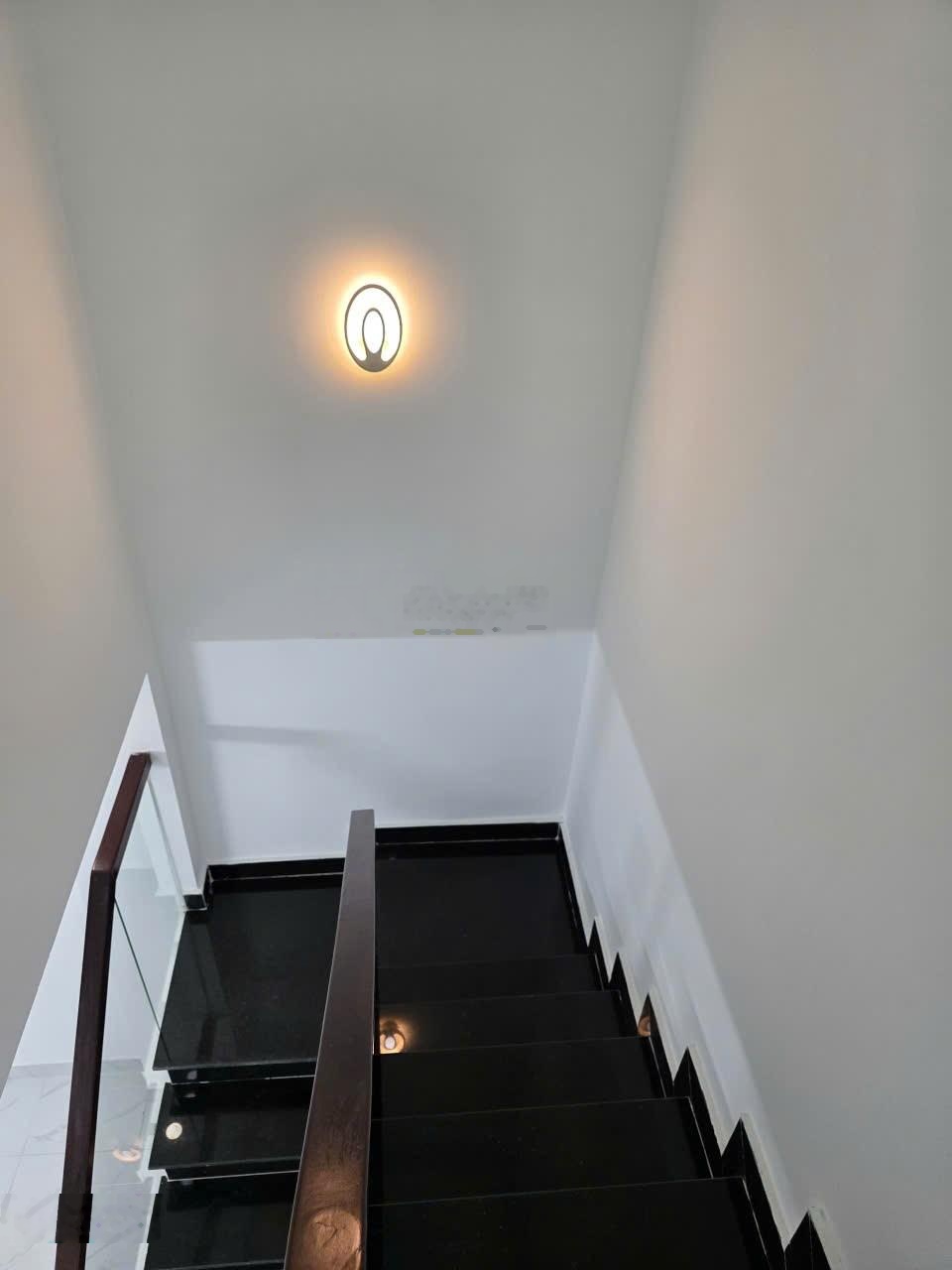 Cho thuê nhà nguyên căn 2 tầng, sử dụng 80 m2 hẻm xe hơi 536/ âu cơ, tân bình.