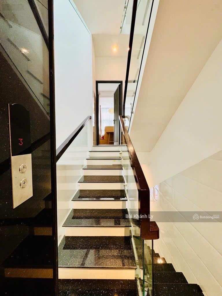 Quận 1- khuvip vị trí kinh doanh hai bà trưng - nhà thờ tân định 5 tầng thang máy hđ~60tr/th