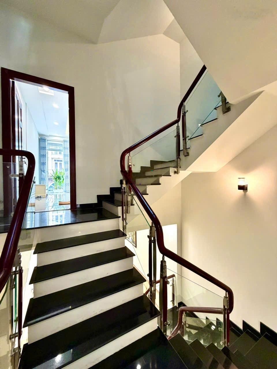 Nhà Mới 4 Tầng HXH Dương Quảng Hàm 5PN 6WC, Có Lề Đường, Giáp Bình Thạnh