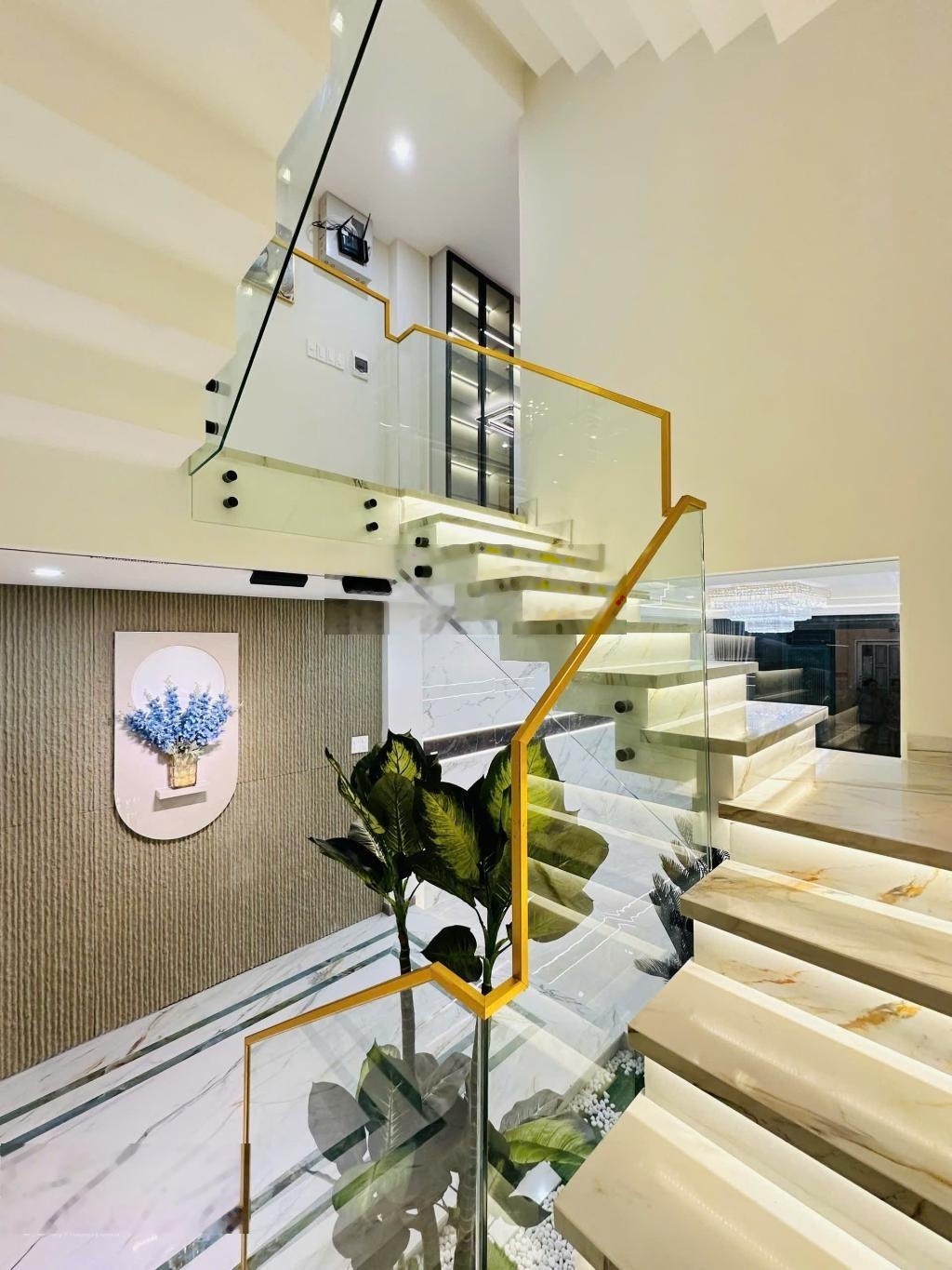 Bán gấp trước tết !!! Nhà 5 tầng full nội thất - Nguyễn Tư Giản - KDC đồng bộ