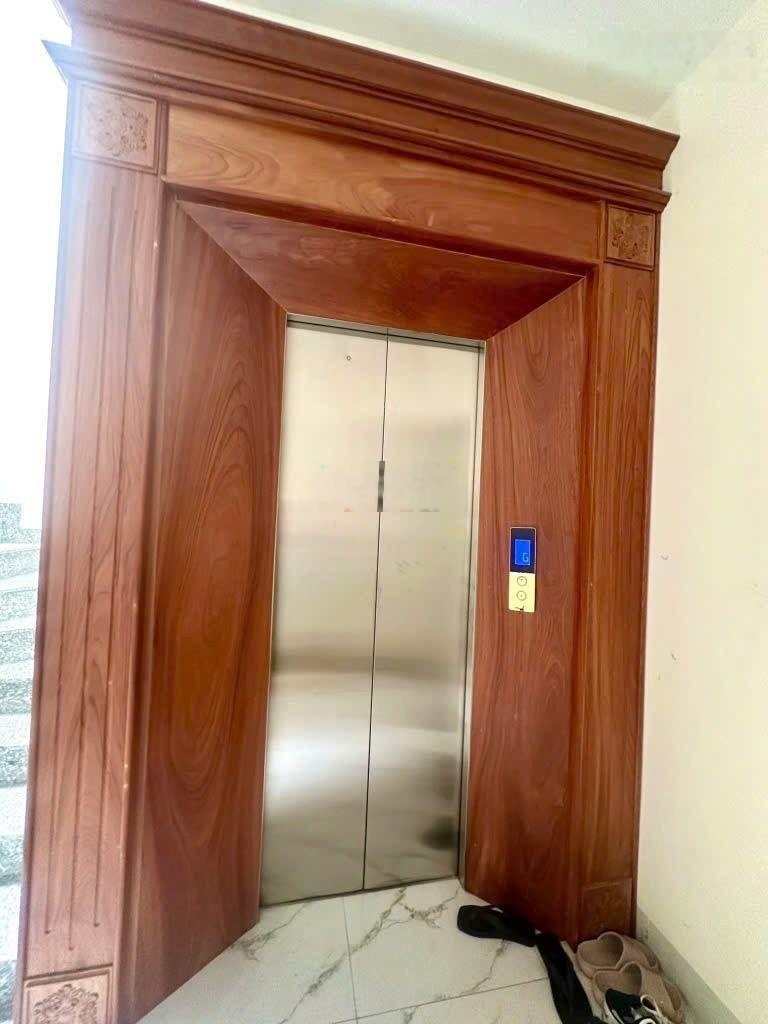 Tòa nhà to cao-đường lớn-thuê cao giá tốt- bán nhà 4x30-5tầng thang máy- mt đường bình long tân phú