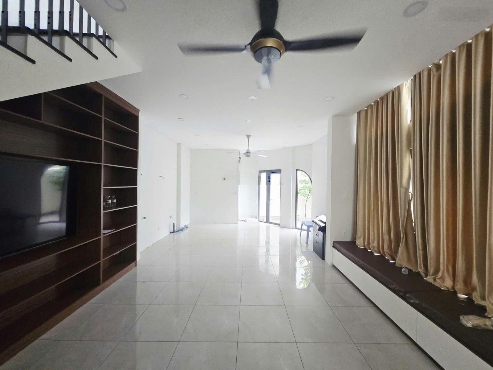 Linh chiểu - nhà lô góc - như biệt thự - 129m2 - xe hơi ngủ trong nhà - 3 tầng - chỉ 13.2 đồng