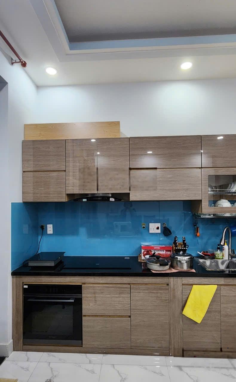 Bán nhà 3 tầng - dt: 5.2m x16m - khu compound - đường xe hơi 2 chiều - 4 phòng ngủ - hơn 9 tỷ