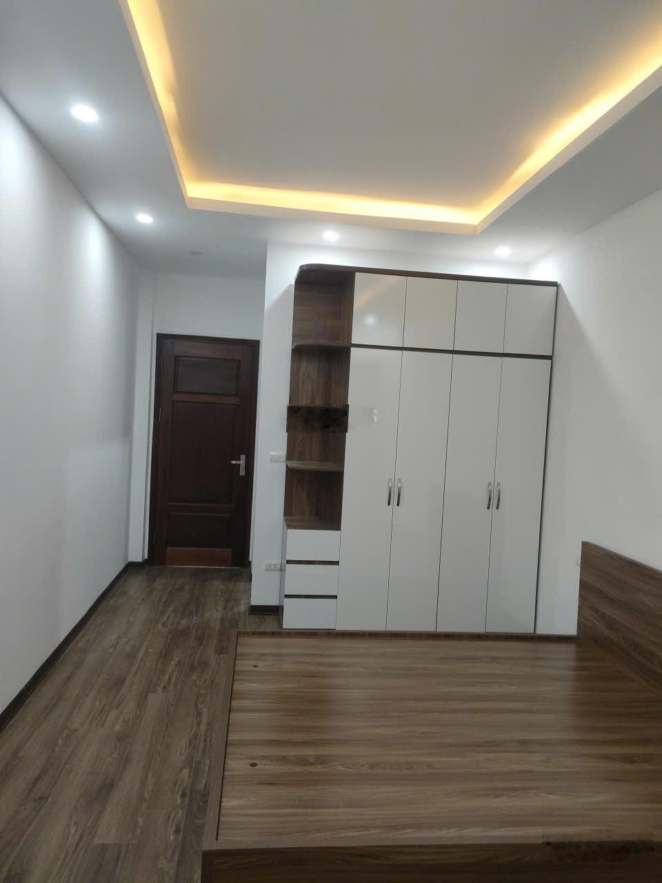 Cho thuê nhà 6 tầng mặt đê Yên Nghĩa - 12tr/th, ô tô tránh, phù hợp vừa ở vừa kinh doanh