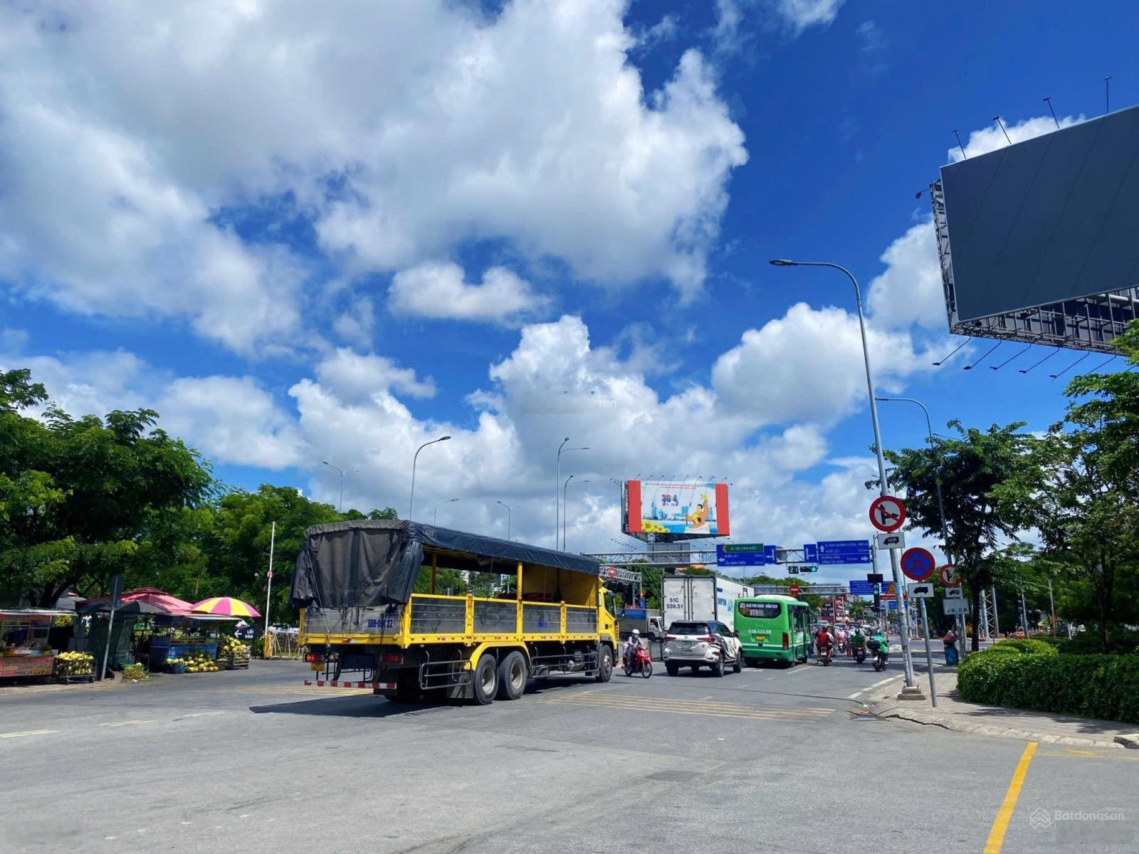 Bán gấp cặp đất 180m2, cách trường liên cấp 300m, phong thủy tốt, sổ hồng riêng