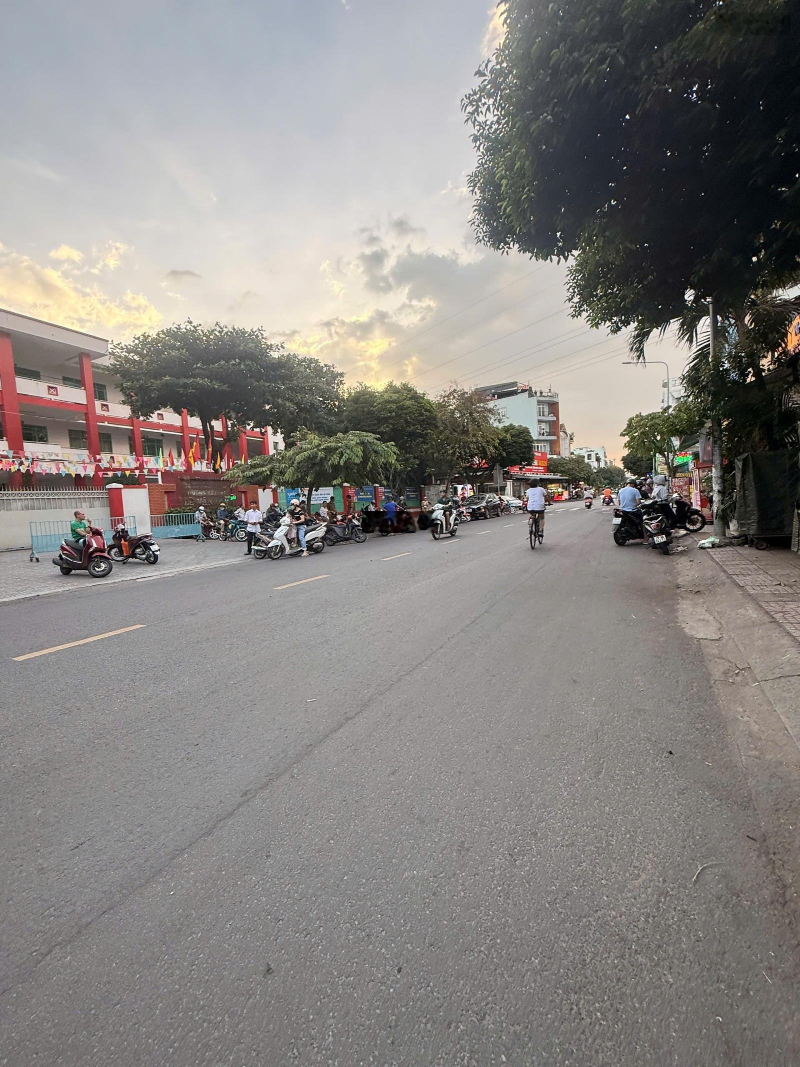 Bán đất mặt tiền tân phú - đường 16m - 4.4x19m2 độc lập