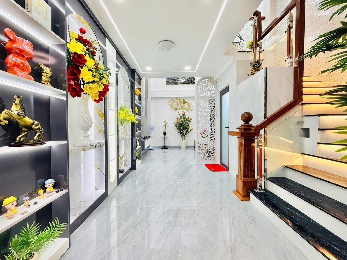 Bán nhà 5 tầng mới xây thiết kế hiện đại, nội thất cao cấp