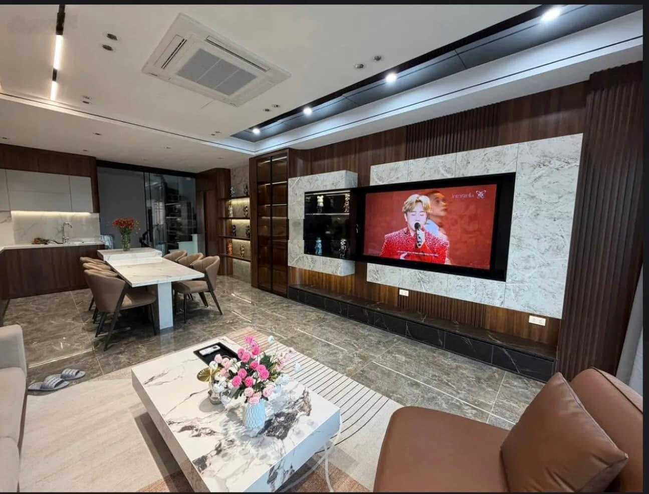 Cổ linh 7 tầng thang máy - ô tô vào nhà - cách aeon 100m - dt 52 m - 7 t + vị trí đẹp, giao thôn