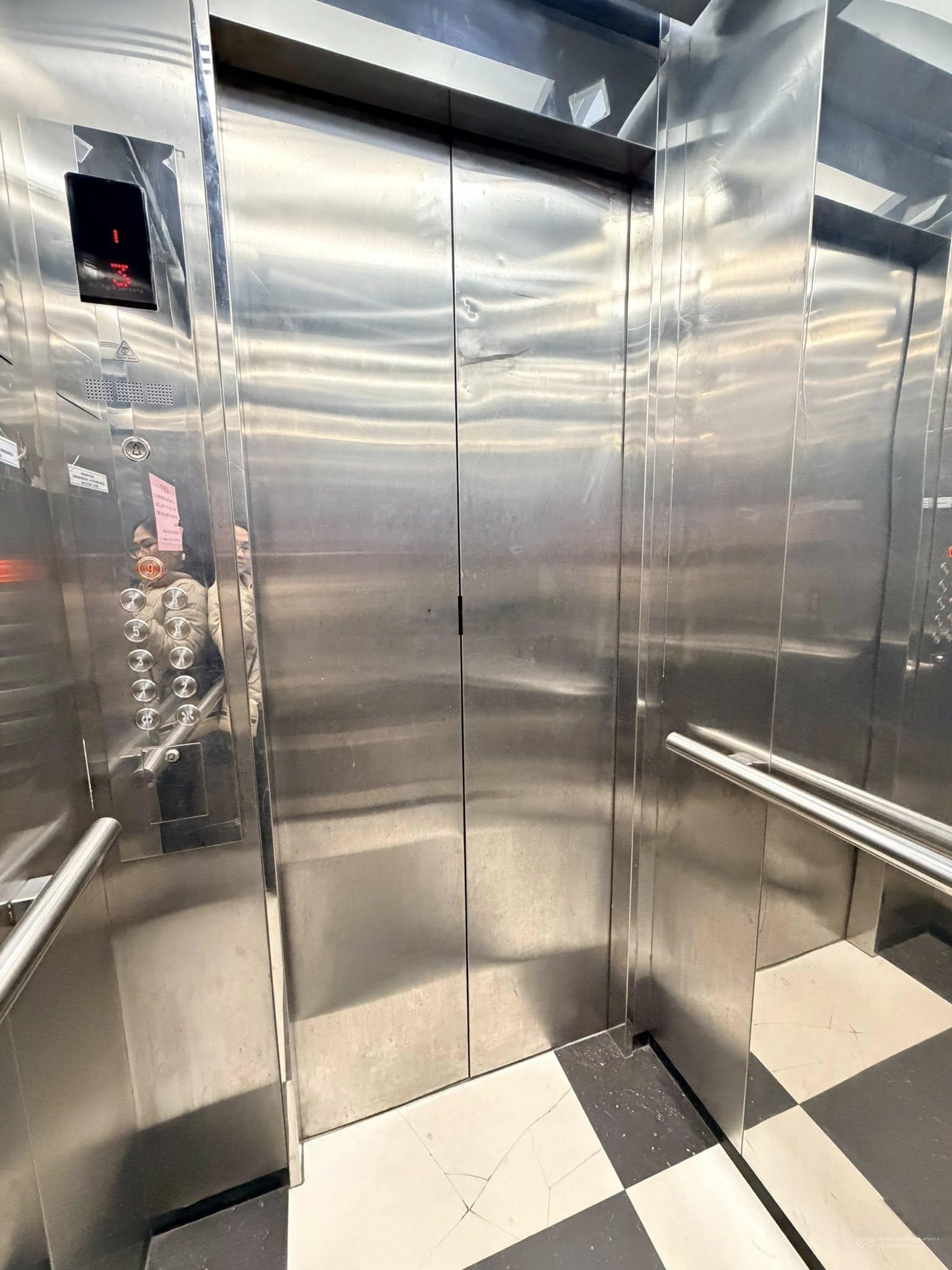 Bán gấp tòa nhà VP đường Tôn Thất Tùng. Gara ô tô. Thang máy. 130m2 - 9 tầng