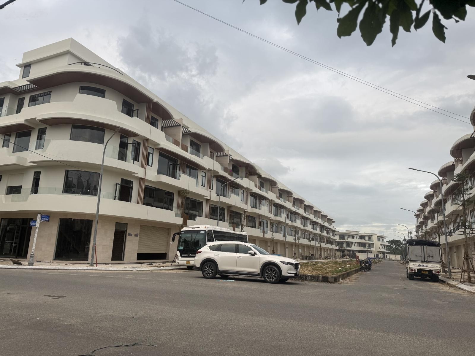 - Chính chủ cần bán Shophouse vị trí vàng ven Sông Hàn , P.Hòa Cường Q.Hải Châu TP Đã Nẵng