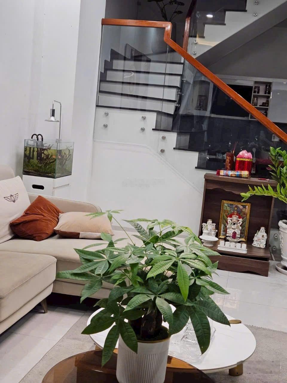 Bán gấp nhà trong tết nhà nhà 1 trệt 1 lầu 3PN đường thông Phú Thọ Thủ Dầu Một HCM giá chỉ 3tỷ590