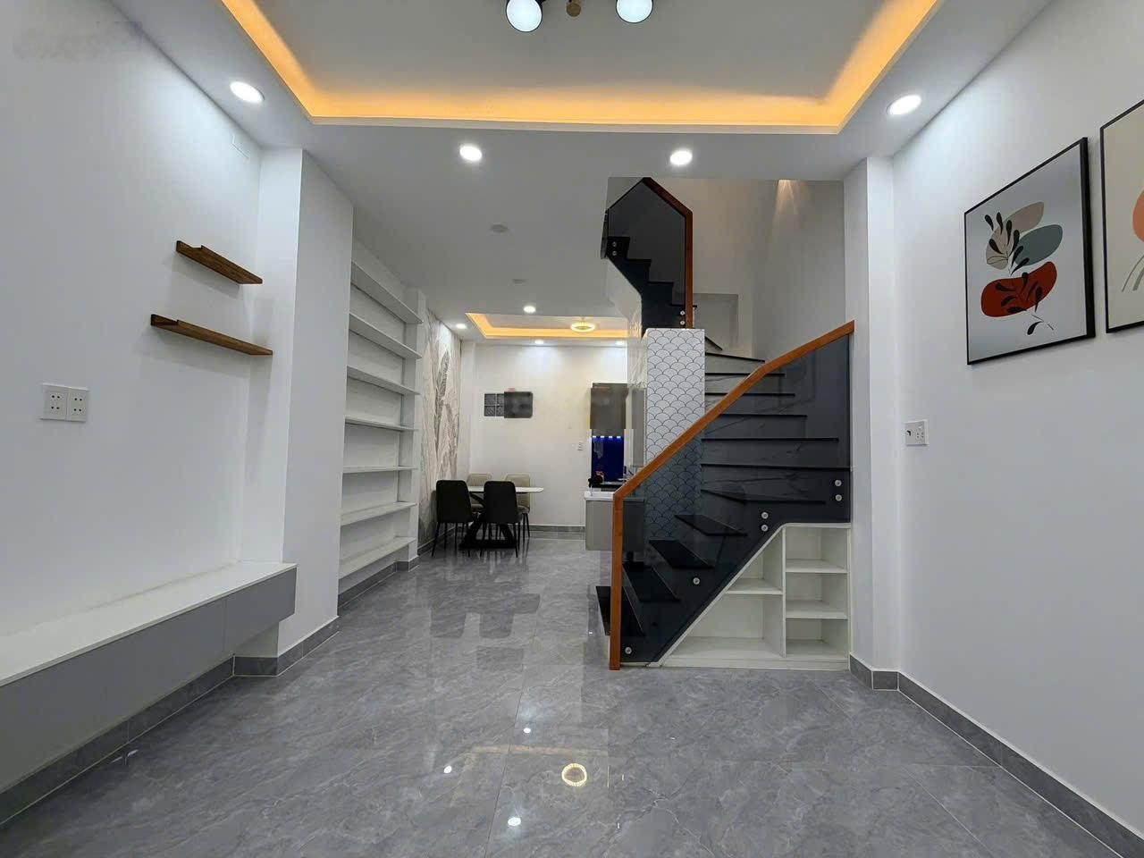 Bán nhà mới vào ở ngay, Phạm Hùng giáp Q 5 cầu NGUYỄN TRI PHƯƠNG 3pn 3 wc 3 tầng chỉ 5,78 tỷ