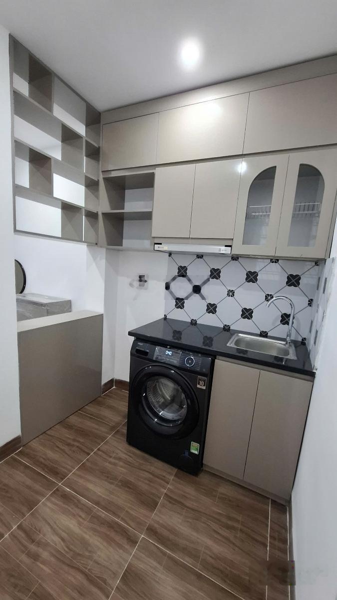 Toà CHDV Hoàng Cầu, căn góc, 3 thoáng, ba gác đua, thang máy, PCCC, 18PKK, DT 1.2tỷ/năm