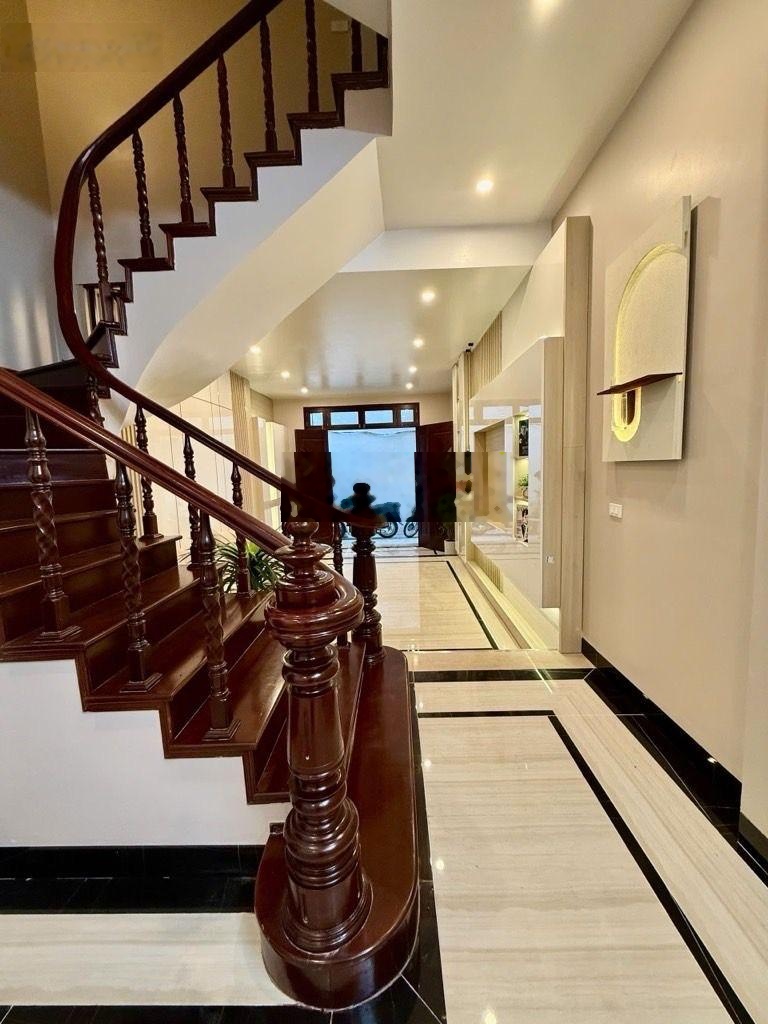 Hiếm! nhà lô góc phố lạc trung 38,6m ,5 tầng ô tô kinh doanh ngõ thông 12,6 tỷ