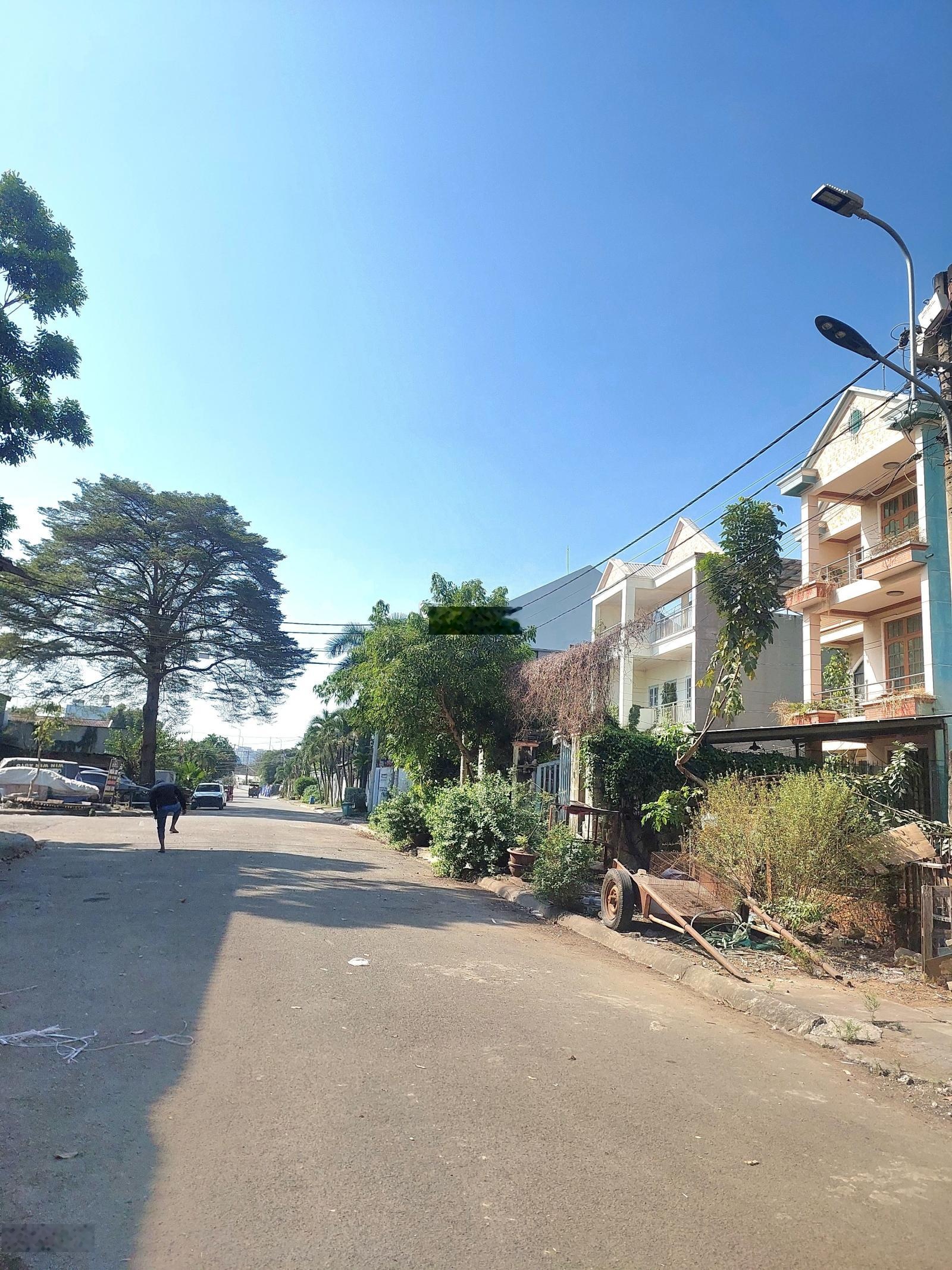 Biệt thự 4 tầng khu phân lô Nguyễn Duy Trinh gần Đỗ Xuân Hợp, Võ Chí Công diện tích 230m2 siêu rẻ