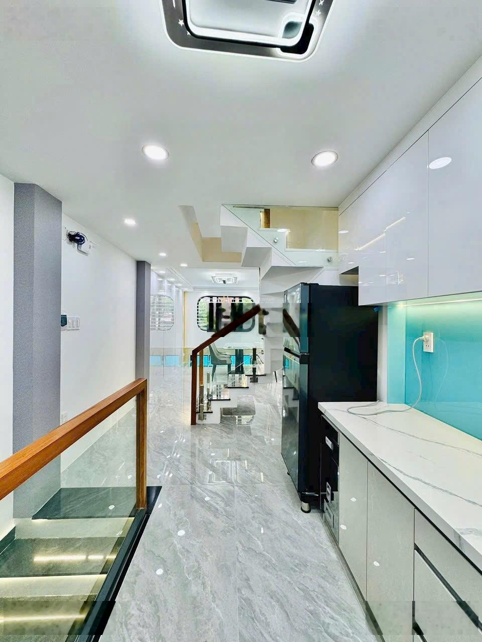 Nhà tại Nguyễn Chí Thanh, P. 12, Q. 5, DT 70m2(5x14m), dòng tiền 28 triệu/tháng, sổ hồng đủ