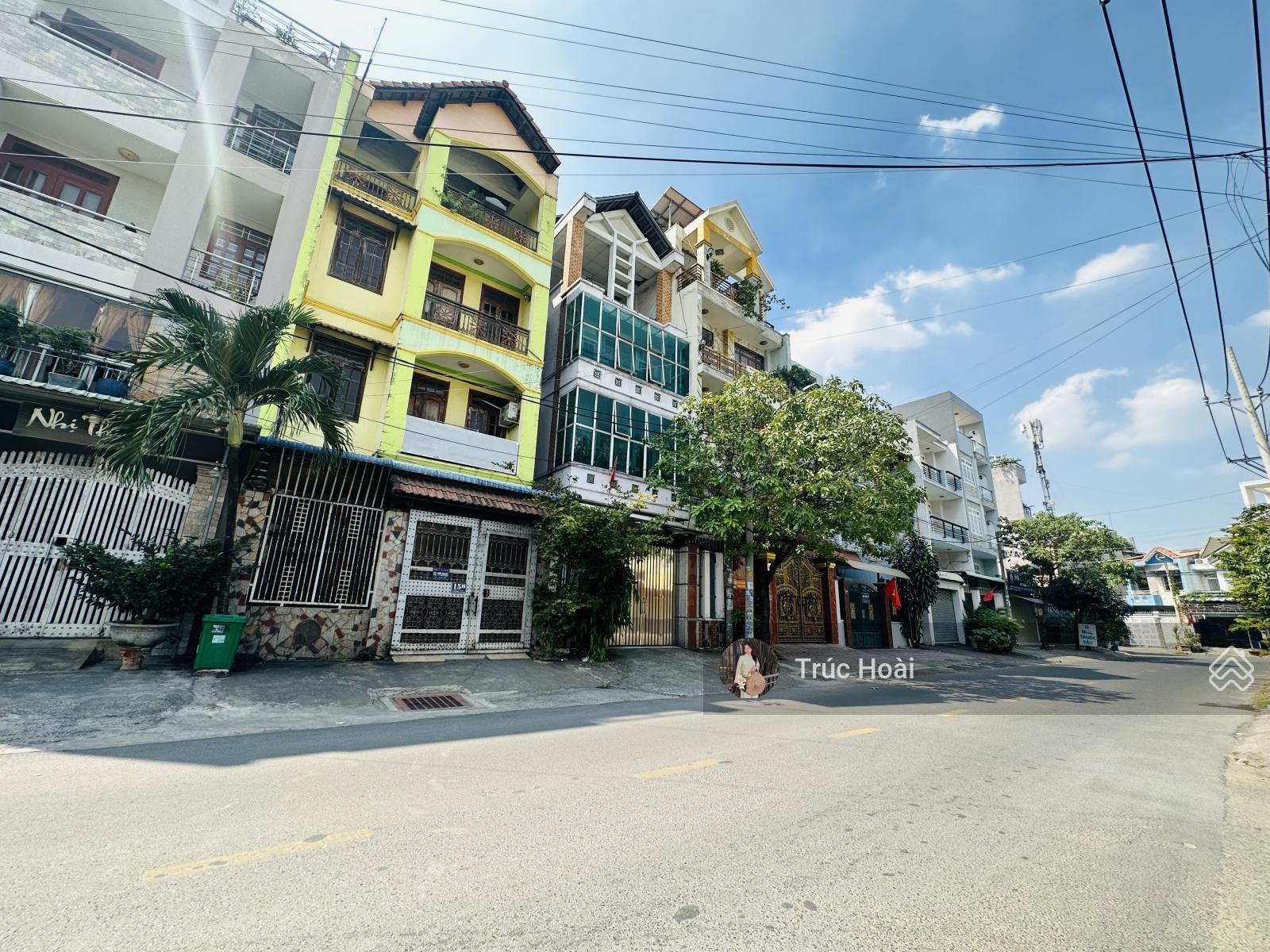 Nhà mặt tiền 2 tầng kinh doanh-đối diện công viên-135m2-ngang 5m-tiện xây lại cao-cạnh ga metro