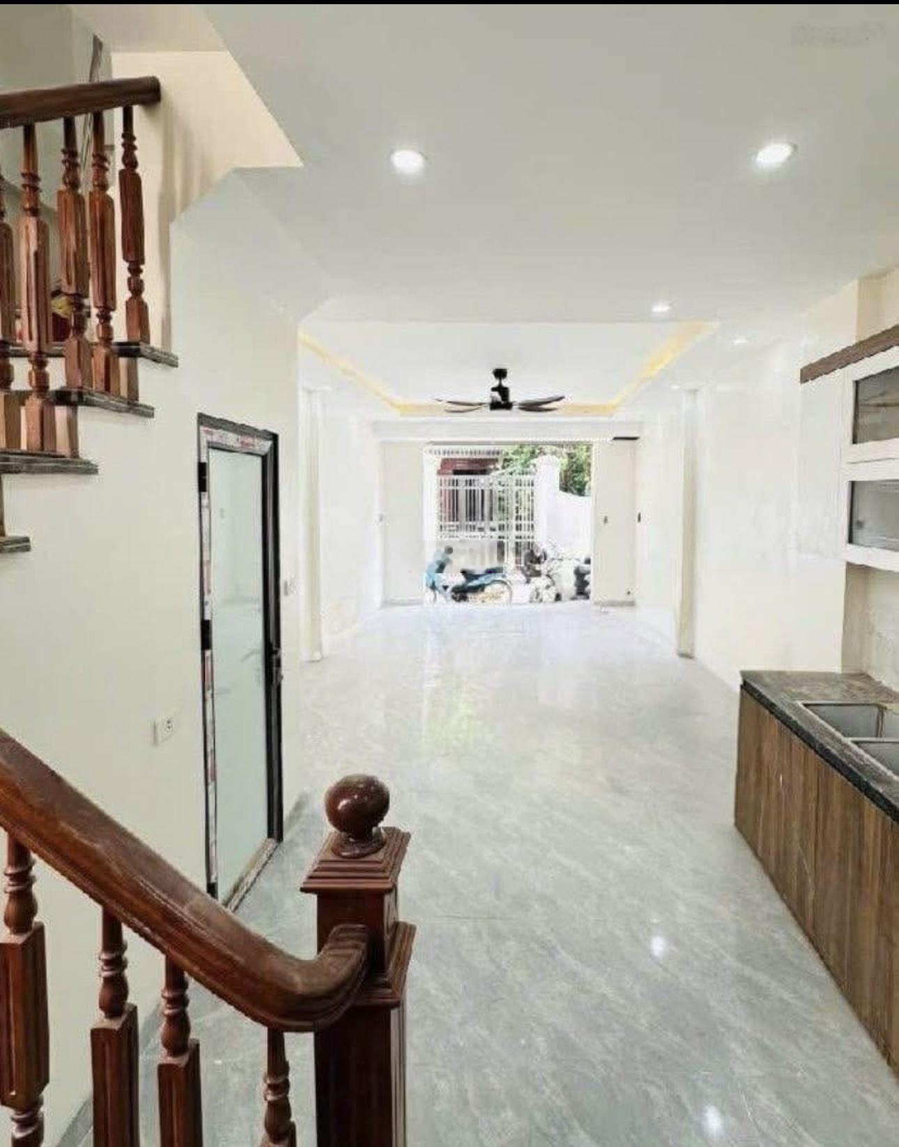 TIN VIP - HÀNG HIẾM Ô TÔ ĐỖ CỬA Nhà mới xây 40m- x 4 tầng, ngõ thông rộng, ô tô 7 chỗ đỗ cửa,