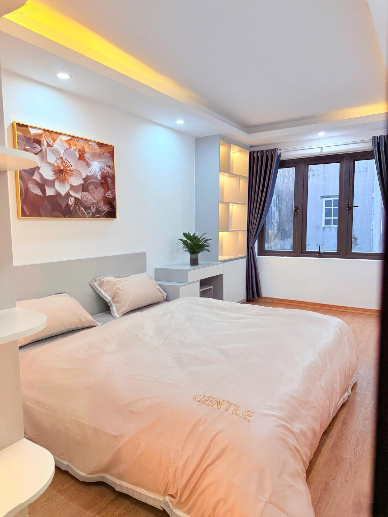 Vĩnh Hưng - 32M - 5 Tầng Full nội thất - cách MP 30m - 3 gác vào nhà . Sổ đỏ chính chủ-