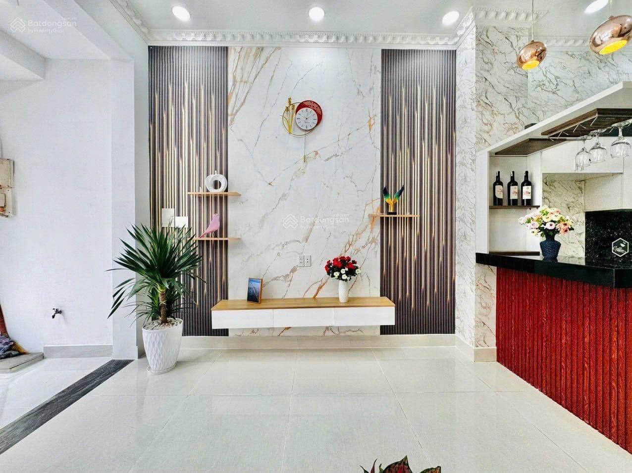 Nhà đường Nguyễn Thiện Thuật, Q3. DT 61m2. Hẻm 5m. LH 0903632392 Quân