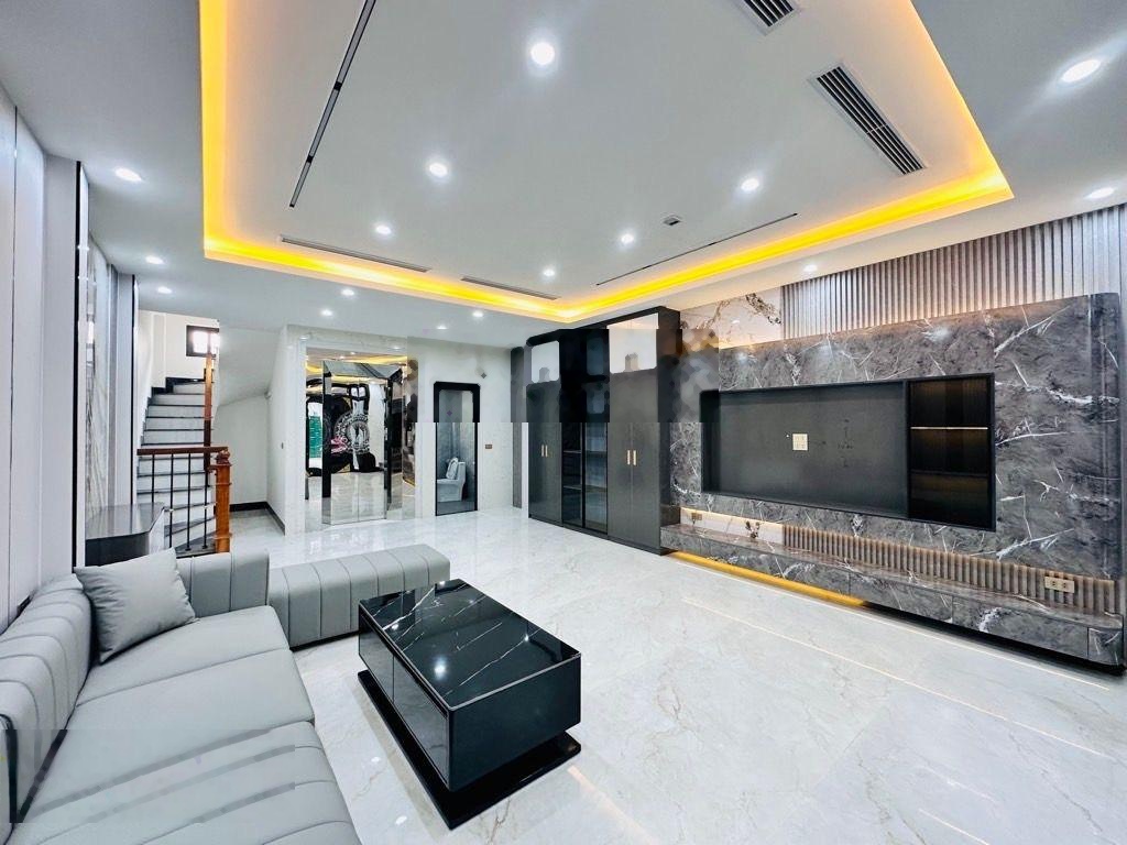 Giảm chào 1 tỷ, bán trước tết nhà mới, phố Ngọc Lâm ga ra ô tô thang máy full nội thất. 80m2, MT 5m
