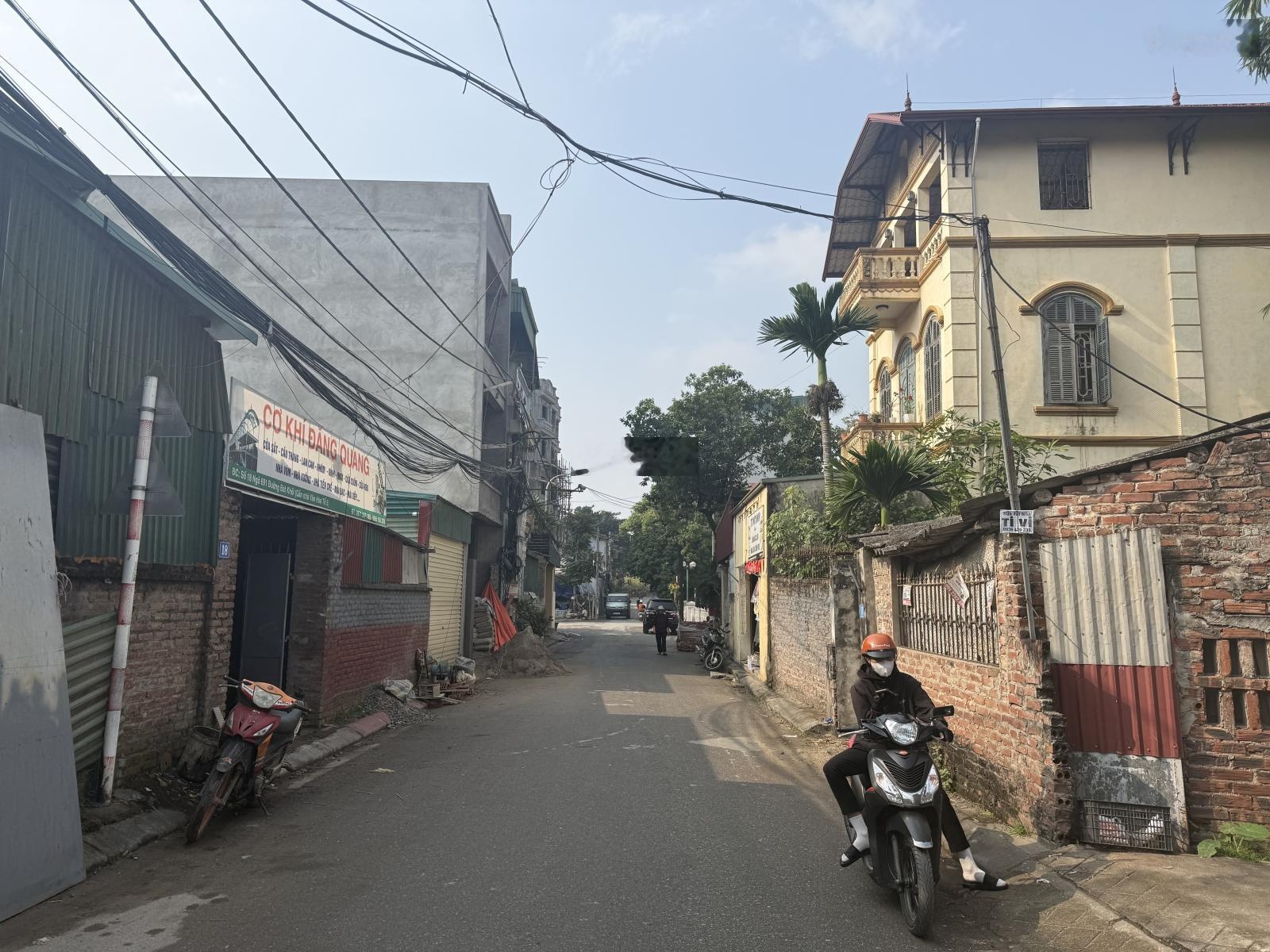 60.5m2 đất sổ đỏ tại Cự Khối TP HN đường xe VF3 vào cách ô tô tránh 50m giá 6.3tỷ LH: 0902132489