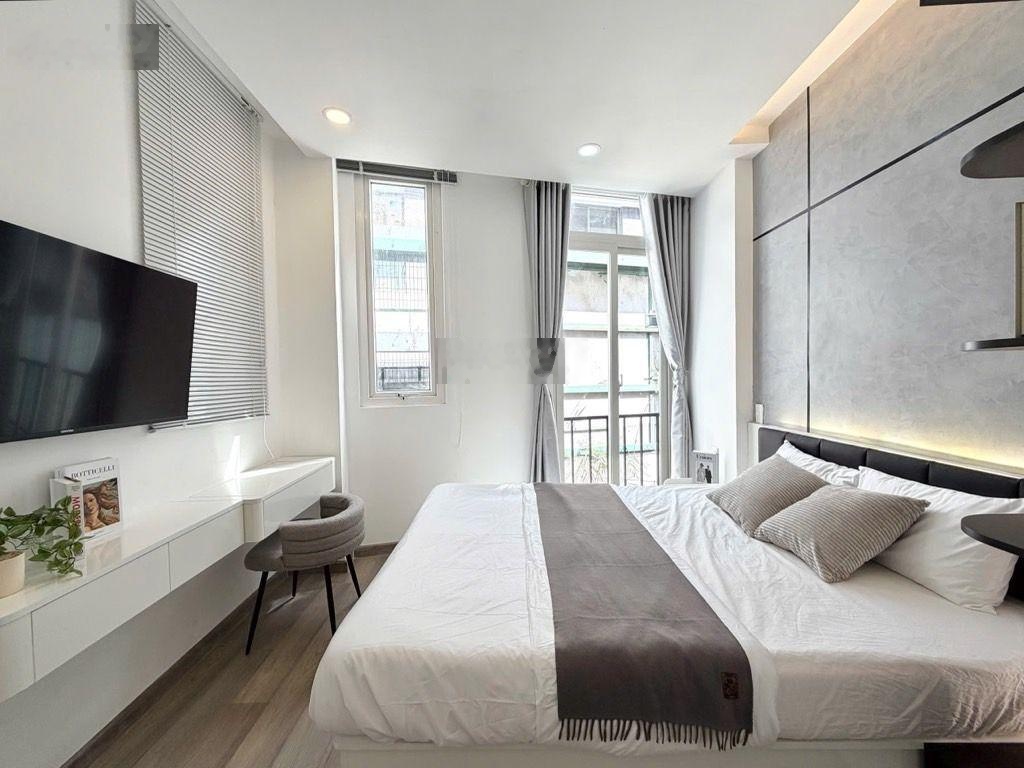 Sát mặt tiền đường Nguyễn Văn Trỗi nhà đẹp , nội thất VIP gần bãi đậu xe hơi 32m2_5 tầng_5,85 tỉ TL