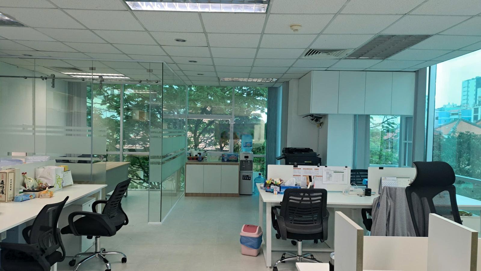 Văn phòng trống diện tích 90m2 phù hợp cho quy mô nhỏ, nằm ngay khu Vip K300