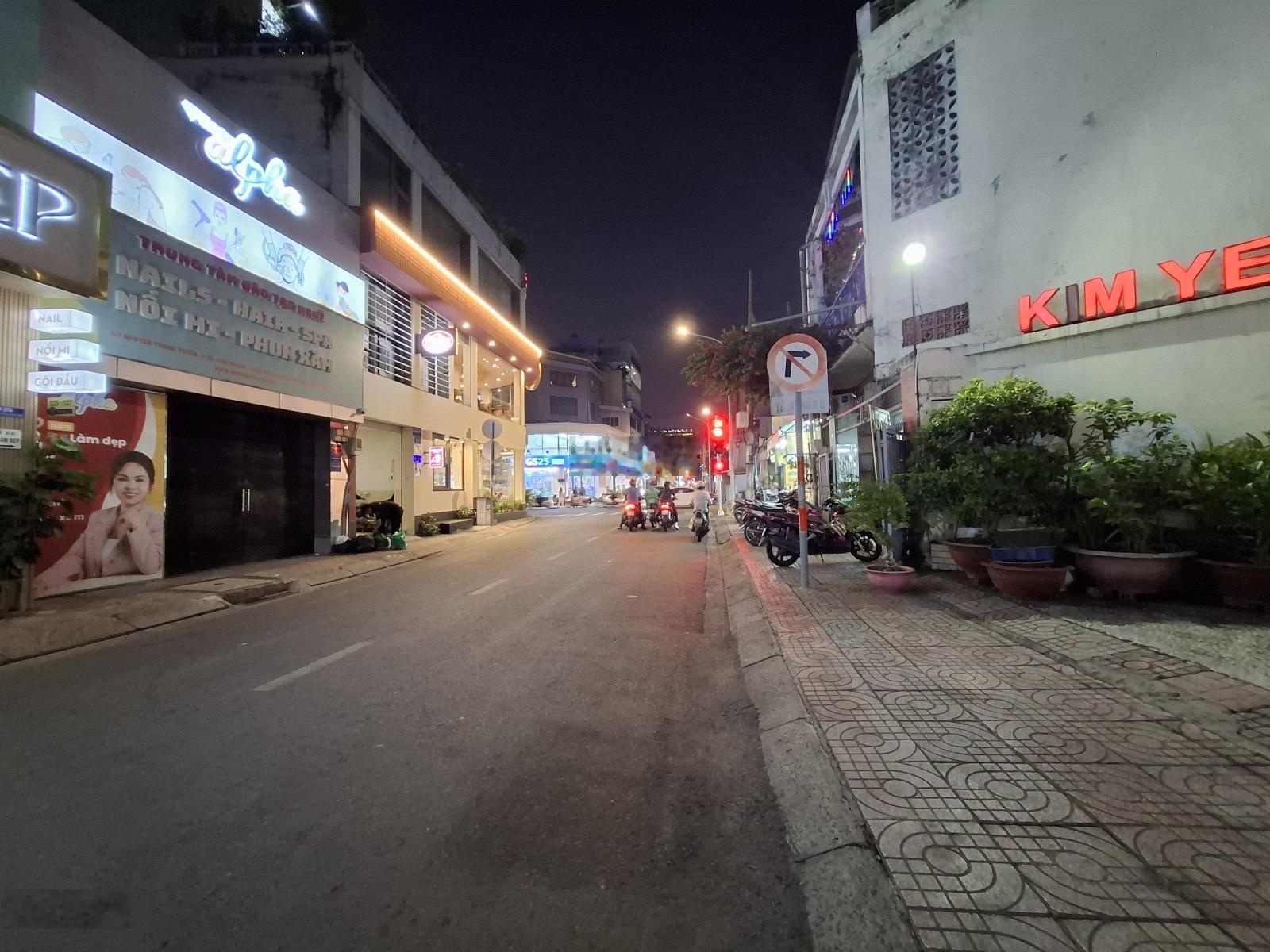 Mặt tiền kinh doanh đỉnh nguyễn trọng tuyển phú nhuận, 32m2, 3 tầng mới đẹp, ngang 3.4m, chỉ 7,4t