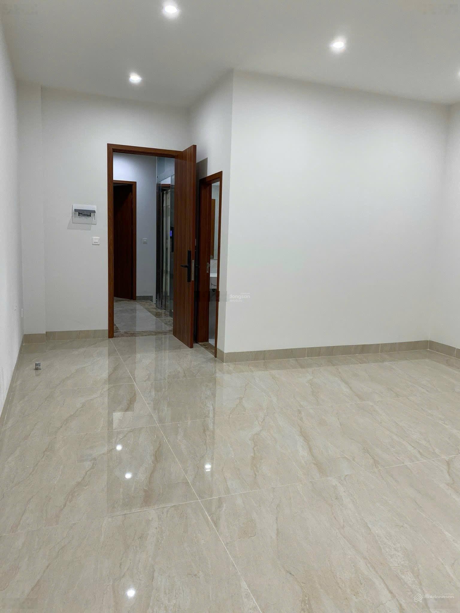 SH đường 22.5m, hoàn thiện full thang máy, điều hoà, vệ sinh, xây 5 tầng. Vỉa hè siêu rộng