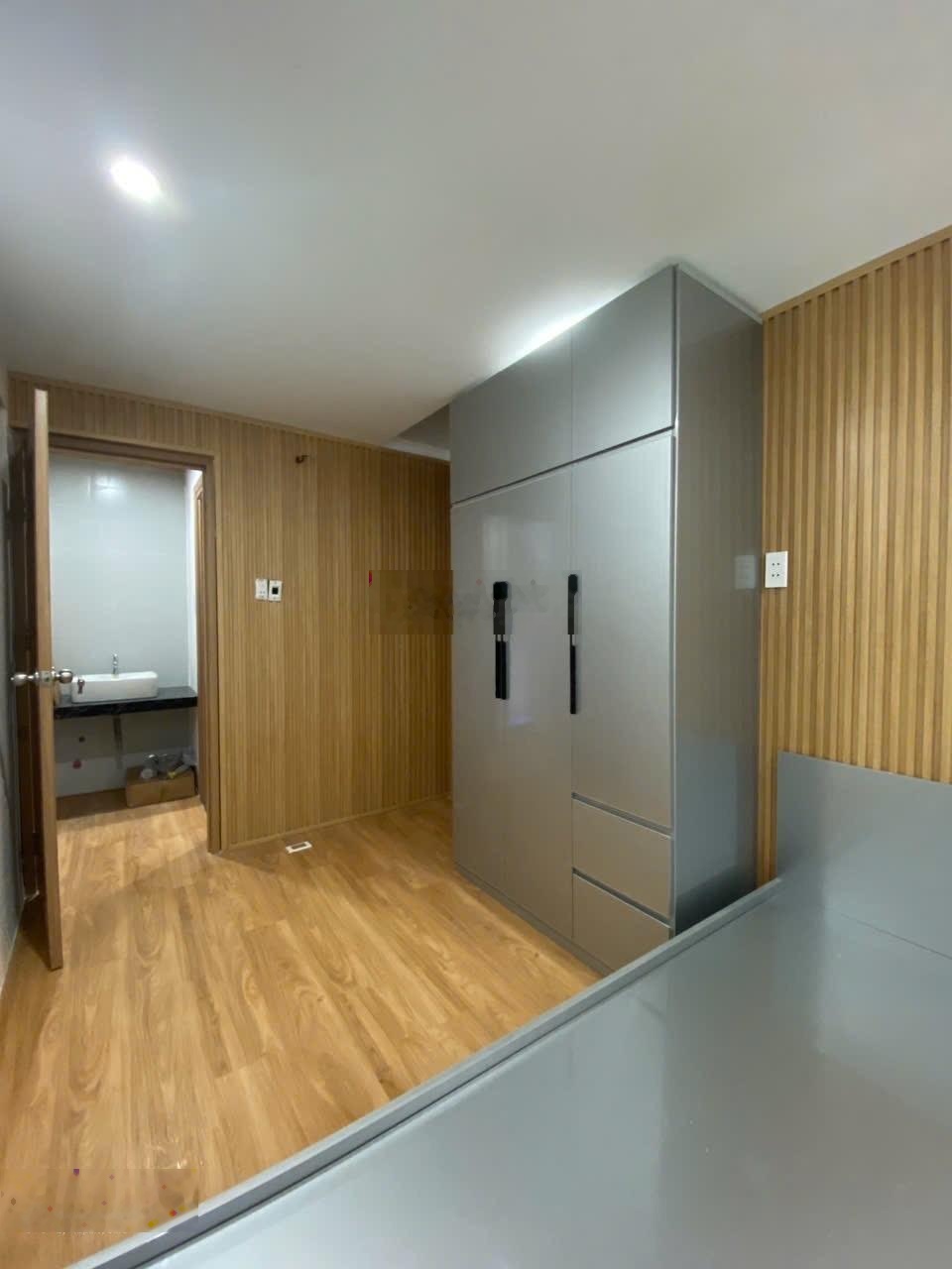 Hiếm 65m2 chỉ 3ty5 có sân xe rộng , có p ngủ dưới tặng full nội thất đường dũng sĩ thanh khê