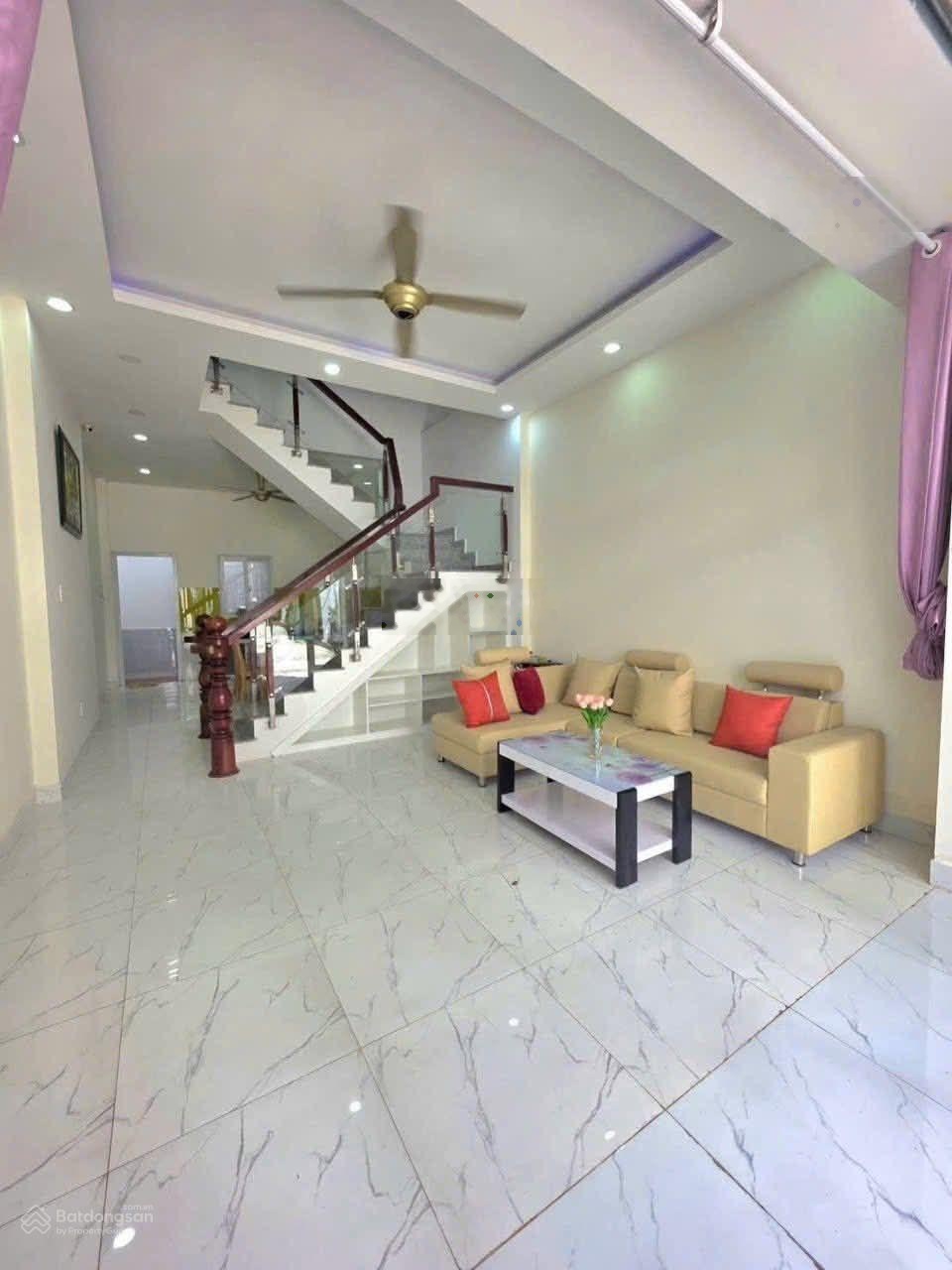 Bán nhà đẹp Huỳnh Tấn Phát TT Nhà Bè 4 tầng 4,3*11,5m, giá 5,2 tỷ, hẻm xe hơi 6m, Shr, gần Q7