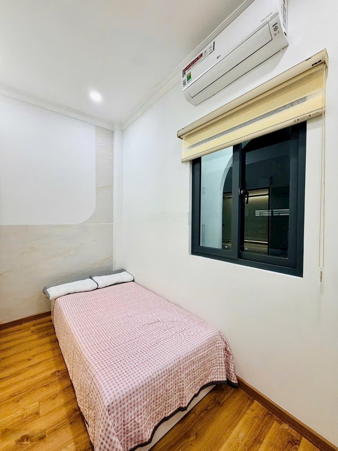 Sau lưng Coop Mart - gần chợ Hạnh Thông Tây - đi sân bay 5p