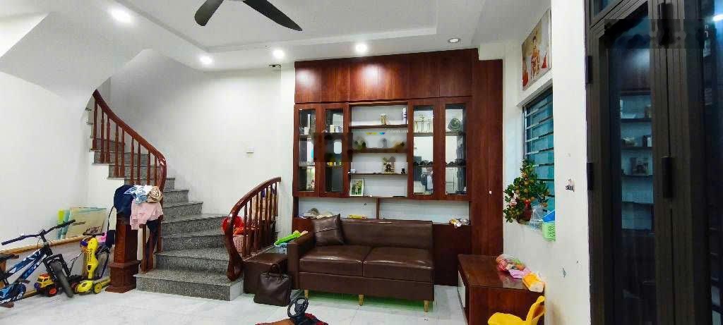 Bán nhà riêng tại Yên Xá - gần 40m2 - 2 mặt thoáng - 6 ngủ - vài bước ra ô tô