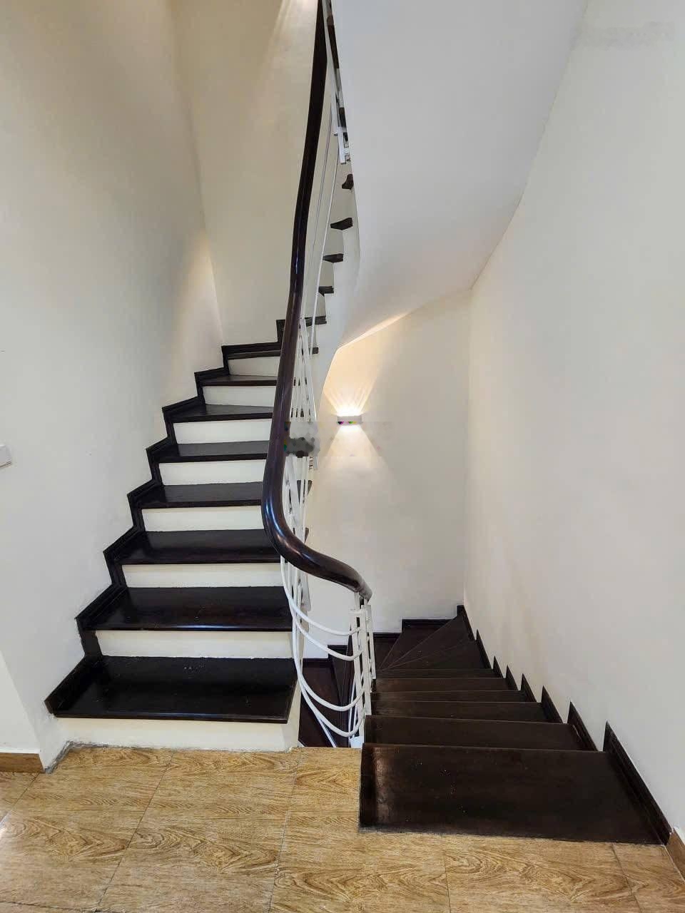 Bán nhà 5tầng phố La Thành cách phố 100m cách ôtô 50m - ngõ trước nhà rộng thoáng - ở hoặc cho thuê