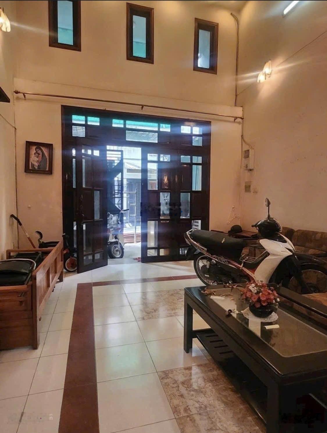 Trong năm xuất ngoại cần bán nhà đào duy từ,p15,phú nhuận.giá: 5tỷ370/4.8mx13m(62.4m2).sổ riêng