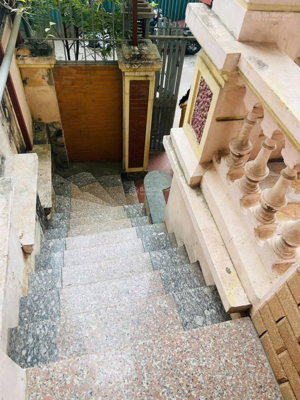 Cần bán gấp vị trí đẹp trung tâm Hoàng Mai - bán đất tặng nhà 4 tầng phố Lĩnh Lam - ô tô vào nhà.