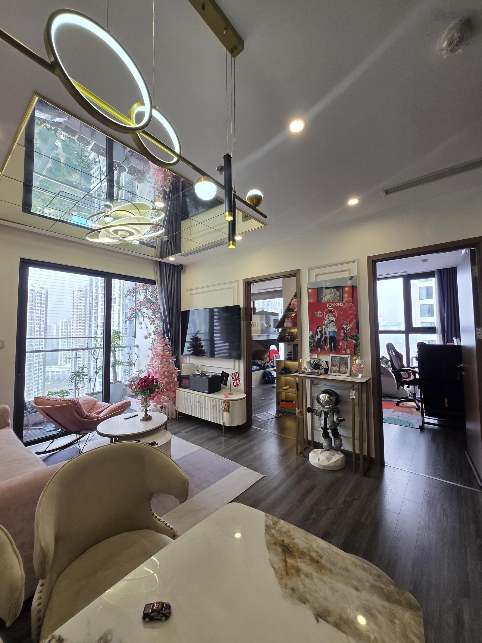 Chính chủ cần bán căn hộ 3N2VS đã có sổ phân khu The Tonkin Vinhomes Smart City