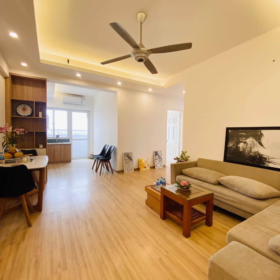 Bán căn hộ chung cư tại khu đô thị Việt Hưng, tầng cao, full nội thất, 3 phòng ngủ, 3wc, giá 5,x tỷ