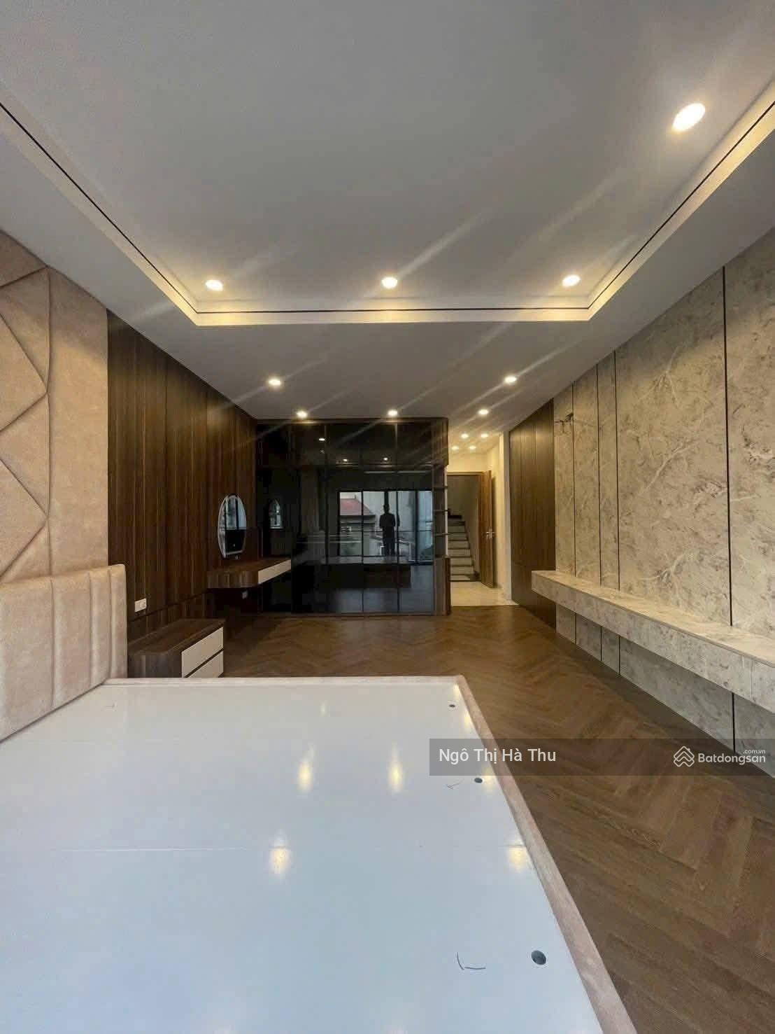 Bán gấp căn Sài Đồng, Long Biên. DT 55M2, đường rộng, 7 tầng, có thang máy, kinh doanh sầm uất