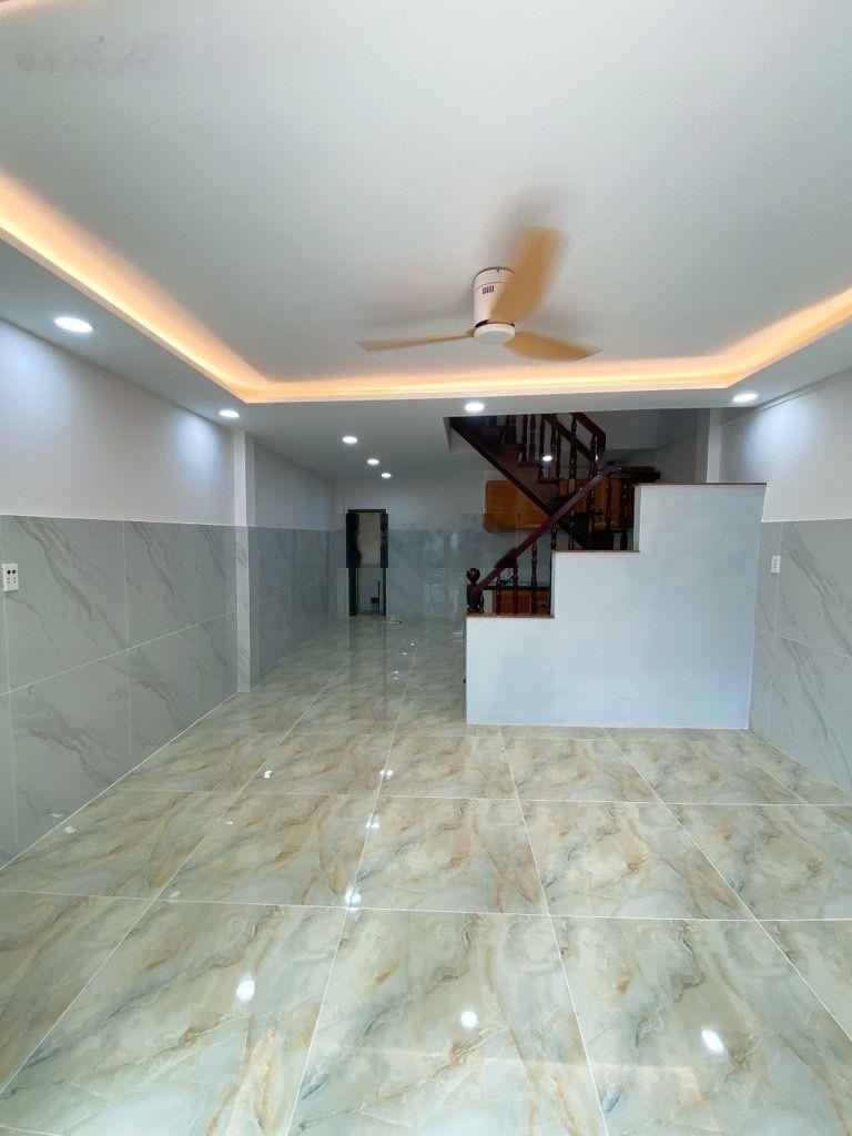 Xe hơi ngủ trong nhà đ. huỳnh tấn phát q.7 giá 5,3 tỷ