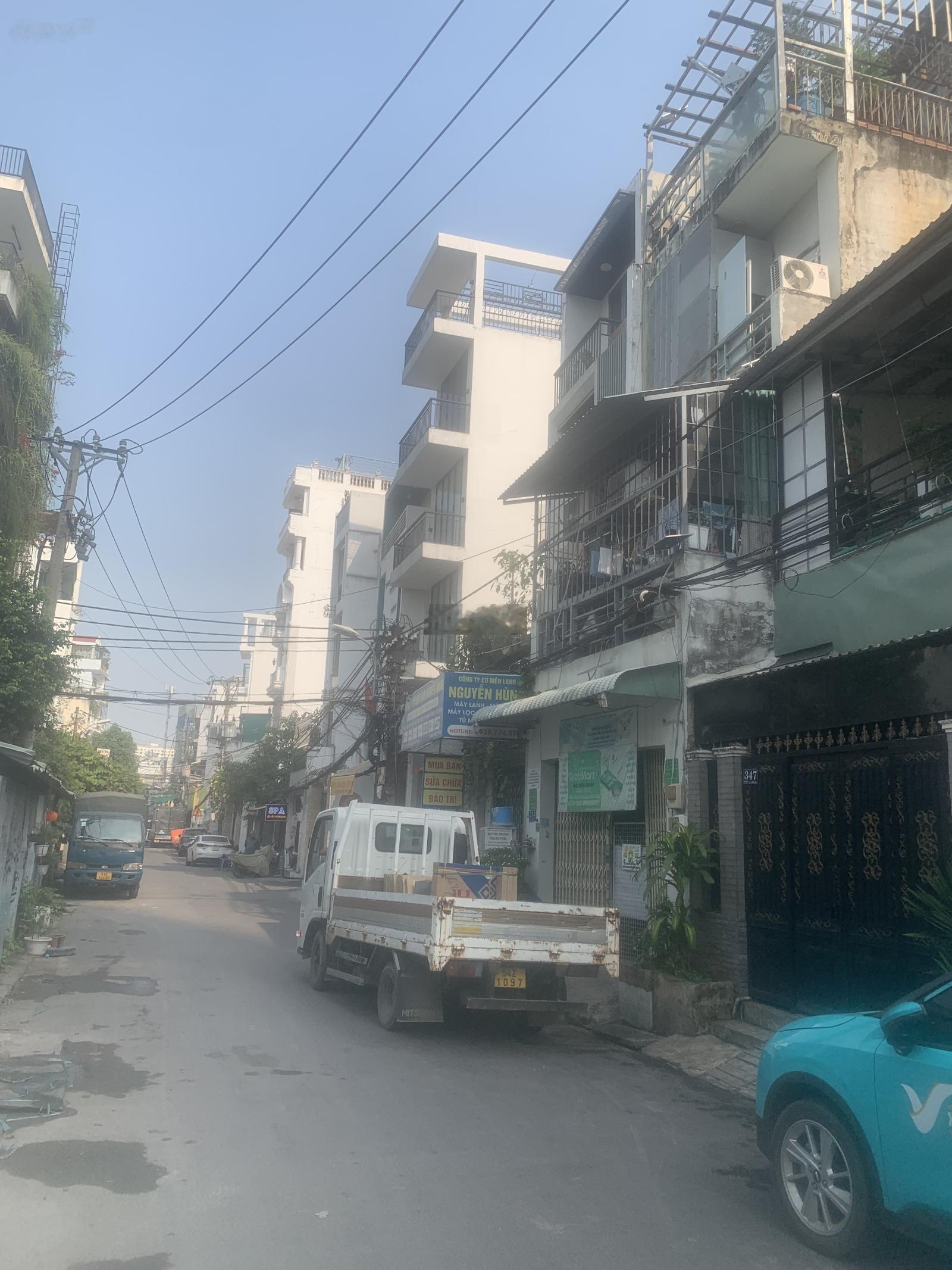 Tại bình thạnh, ngay ngã ba mũi tàu ql13, mtkd ngang 4m, dt90m, chính chủ cân bán chỉ 8xtỷ