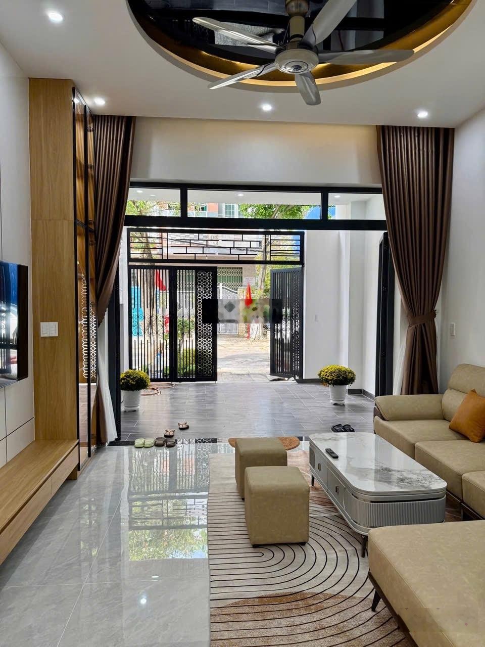 Siêu phẩm nhà phố 3 tầng Cao Xuân Huy 5 phòng trung tâm Hải Châu - Đà Nẵng