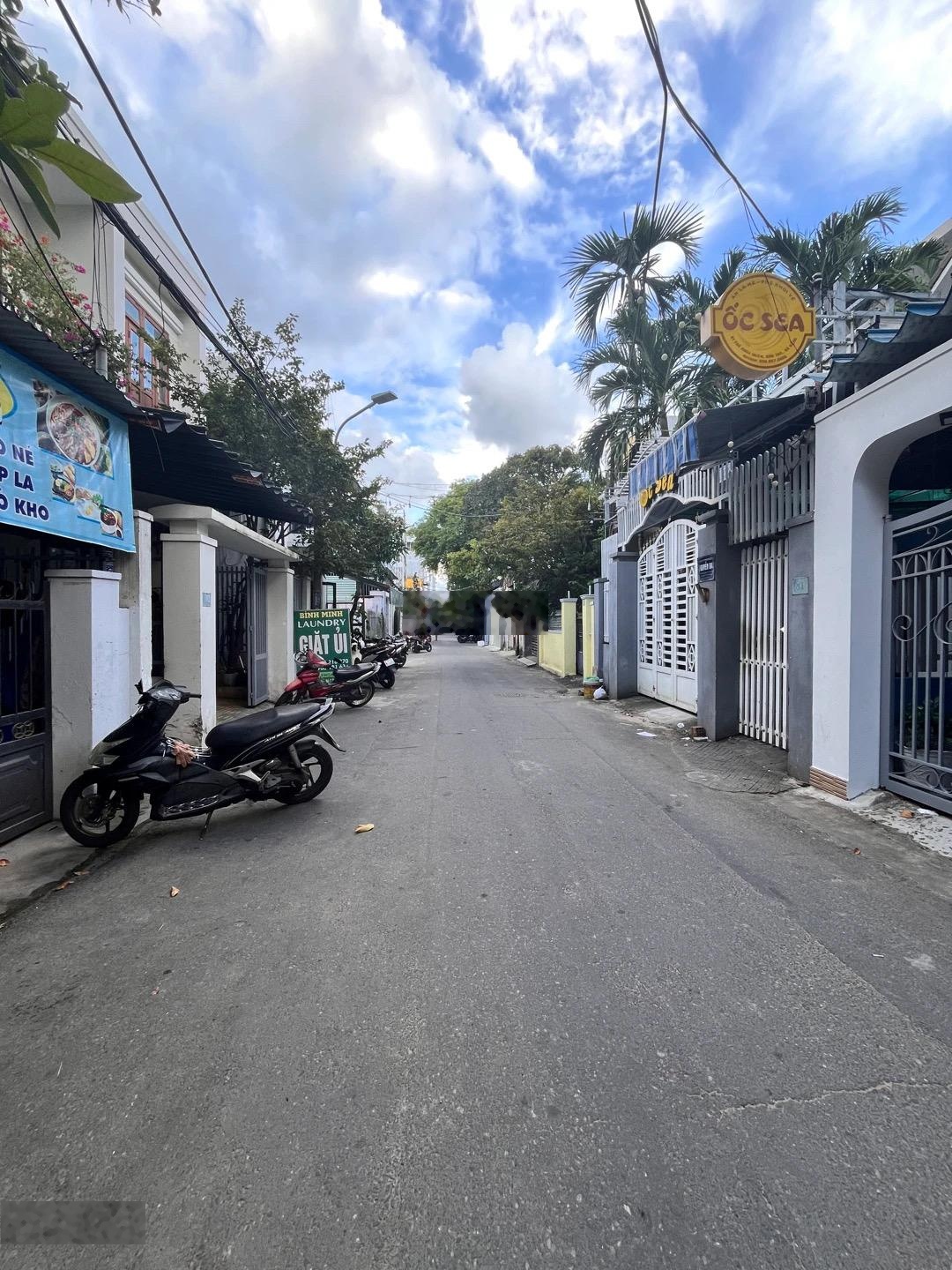 Bán đất tặng nhà có dòng tiền 15 tr/ tháng dt khủng 172.7m2 ngang 6.2m sát biển mỹ khê, ng v thoại