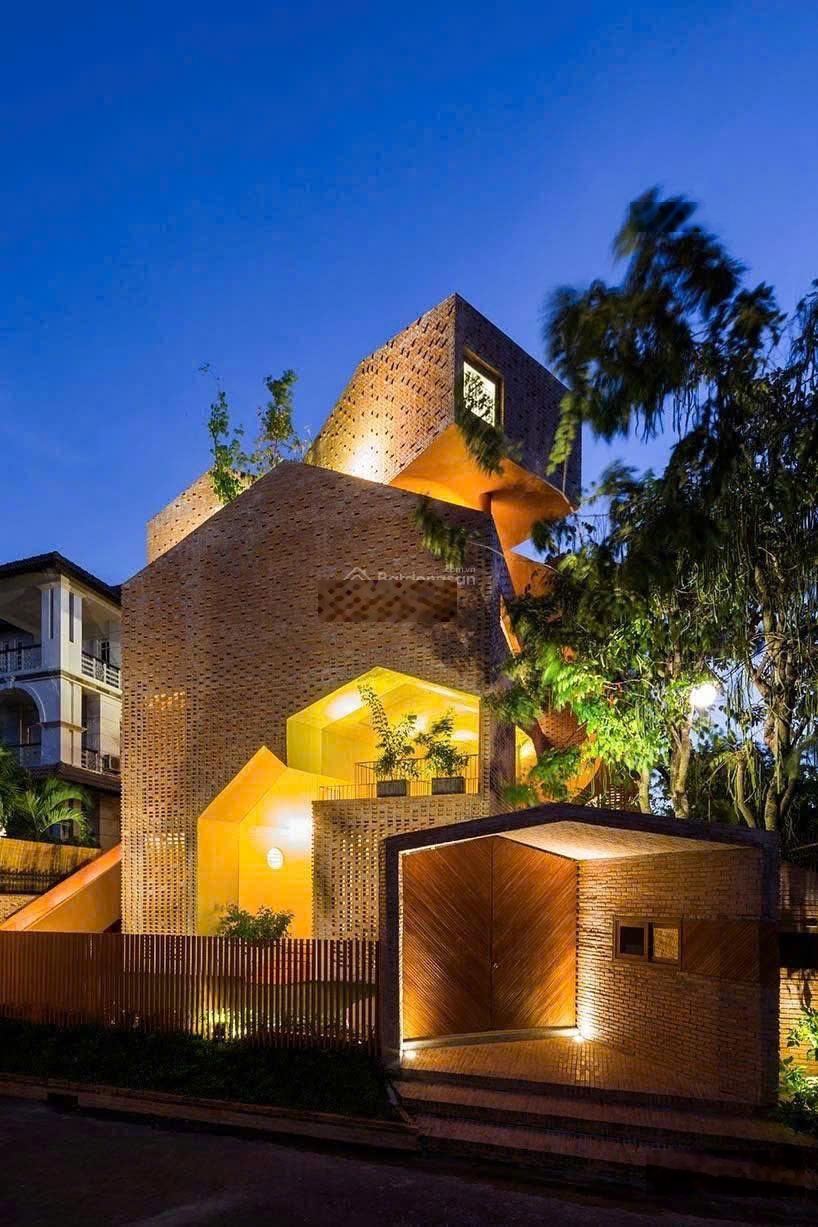 Góc 3 Mặt Tiền - Biệt Thự CỔ ĐIỂN- VEN SÔNG SÀI GÒN ngay Trần Não, DT: 9x24m, 4 Tầng, Giá Rẻ 75 Tỷ