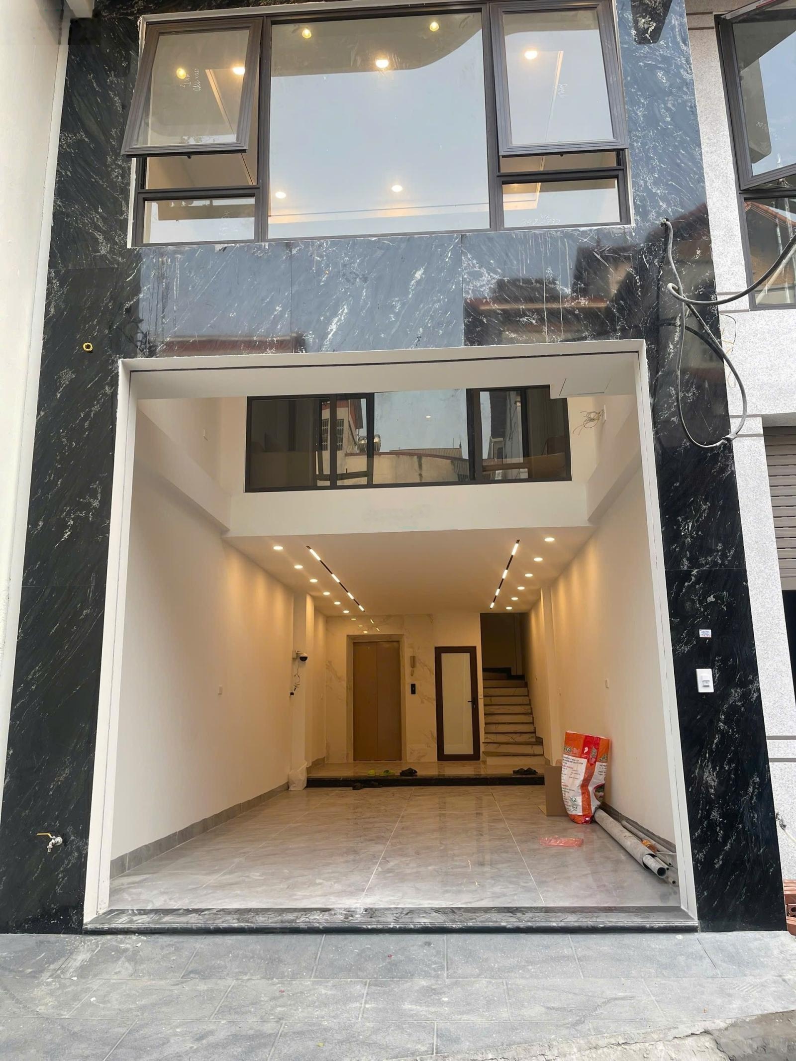 Bán nhà Hồng Tiến gara ô tô ô tô đỗ cửa 100m MT hậu 5m giá nhỉnh 25,x tỷ