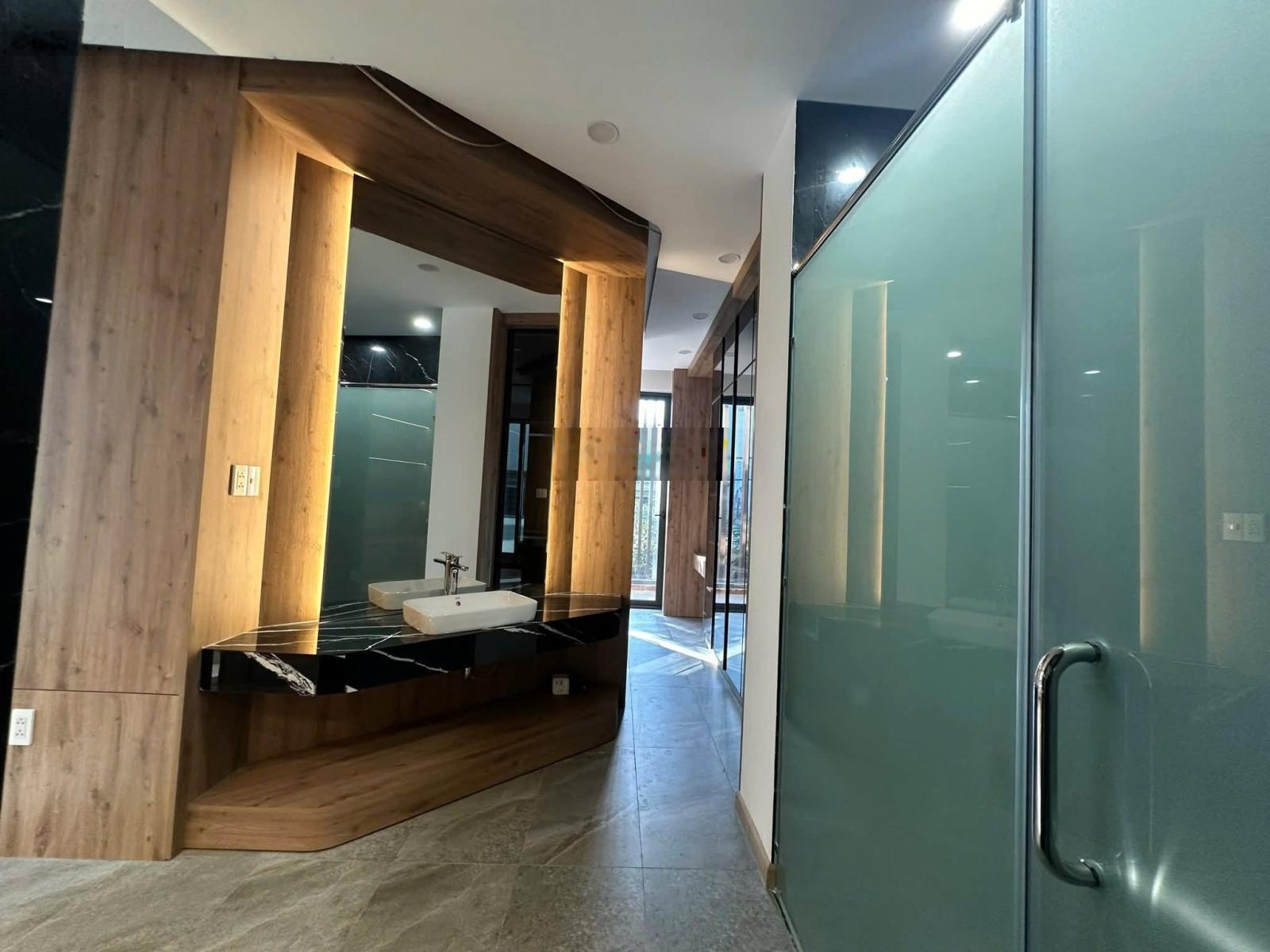 Hải Châu , Nhà đẹp 4 tầng có thang máy. Góc kẹp kiệt thông thoáng